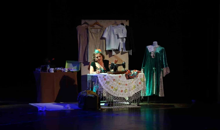 Aktif Yaşlı Merkezi tiyatrocuları ”Ahlar Ağacı” ile izleyiciden tam not aldı