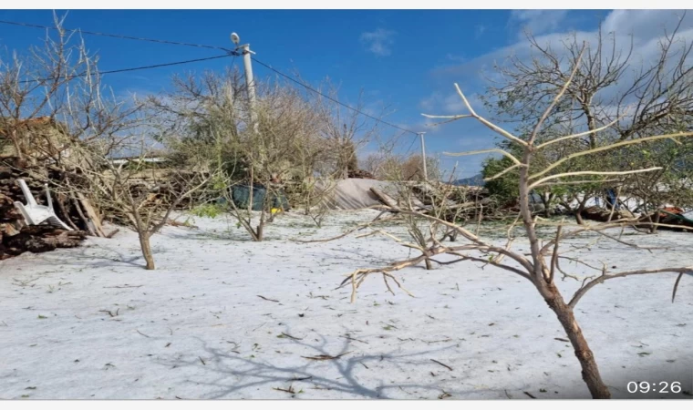 Aniden bastıran dolu yağışı Antalya’yı beyaza bürüdü