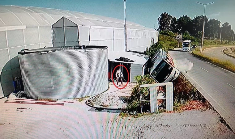 Antalya’da 18 turistin yaralandığı tur midibüsünün devrilme anı kamerada