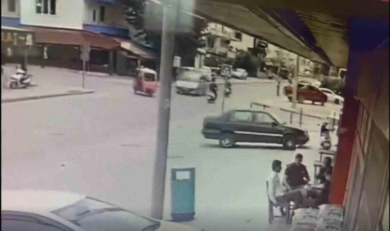 Antalya’da motosiklet ile hafif ticari araç çarpıştı: Kaza anı kamerada