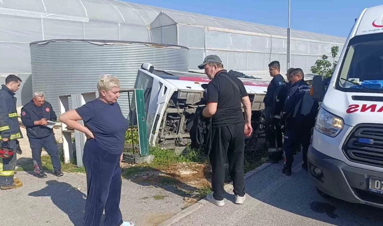 Antalya’da tur midibüsü devrildi, Rus uyruklu 18 turist yaralandı