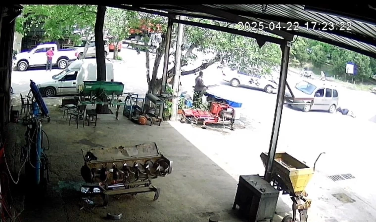 Arabalar çarpıştı, yaya yaralandı