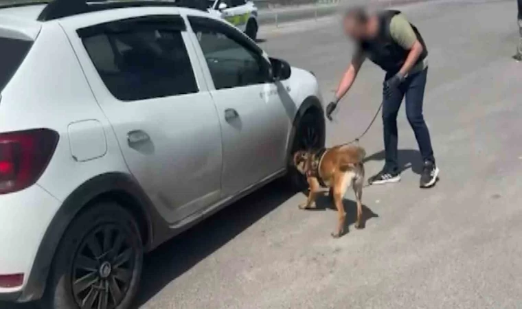 Aracın tabanında 1 kilo 706 gram uyuşturucu madde ele geçirildi