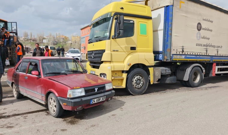 Aşkale’de tır otomobili sürükledi: 3 yaralı