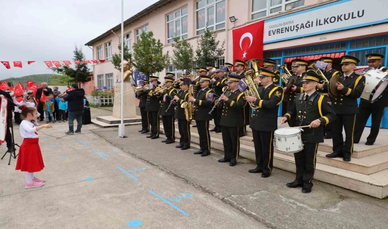 Askeri bandodan öğrencilere özel konser