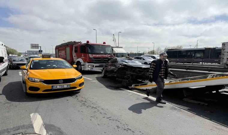 Avcılar’da ehliyetsiz gencin makas kazası: 3 yaralı