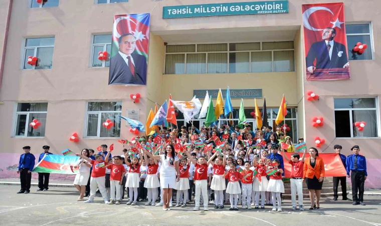 Azeri öğrenciler 23 Nisan’ı ilk defa Türk kardeşleri gibi kutladı