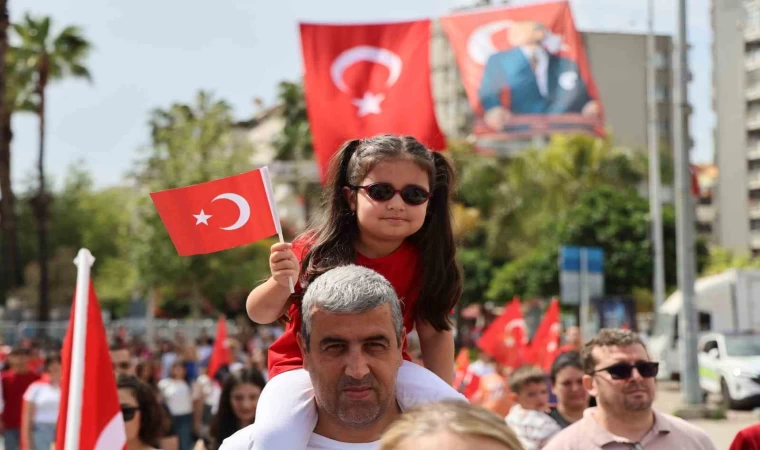 Babalarının omuzlarında bayramı kutladılar