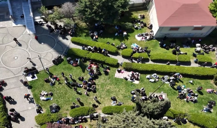 Bahçelievler’de parkı dolduran vatandaşlar havadan görüntülendi