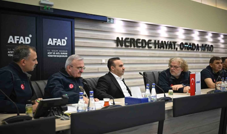 Bakan Kacır: ”Depremle ilgili gelişmeler takip ediliyor”