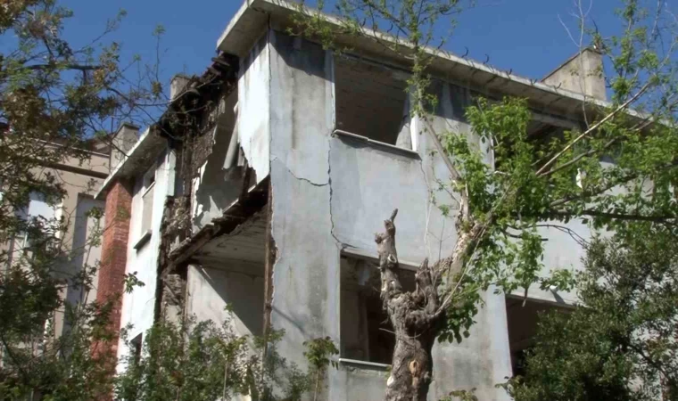 Bakırköy’de 3 katlı metruk binada kısmi çökme meydana geldi