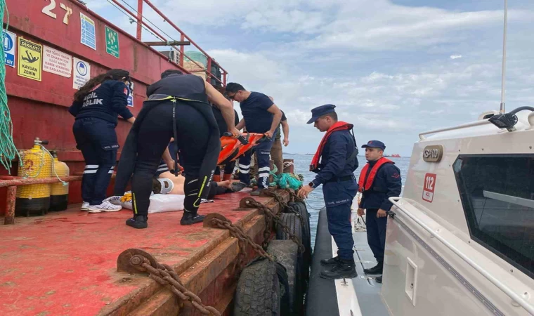 Balıkçı teknesinde yaralanan vatandaşı Sahil Güvenlik ekipleri tahliye etti