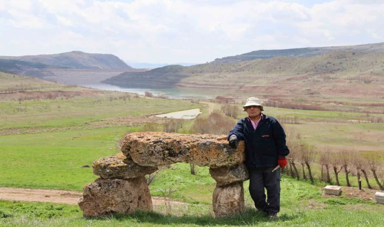 Baraj manzaralı asırlık musalla taşı, köy sakinleri alışsa da ilk kez görenleri ürkütüyor