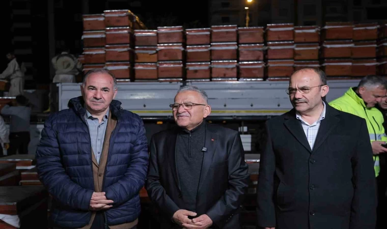 Başkan Büyükkılıç, şafak vakti üreticilere arılı kovan dağıttı