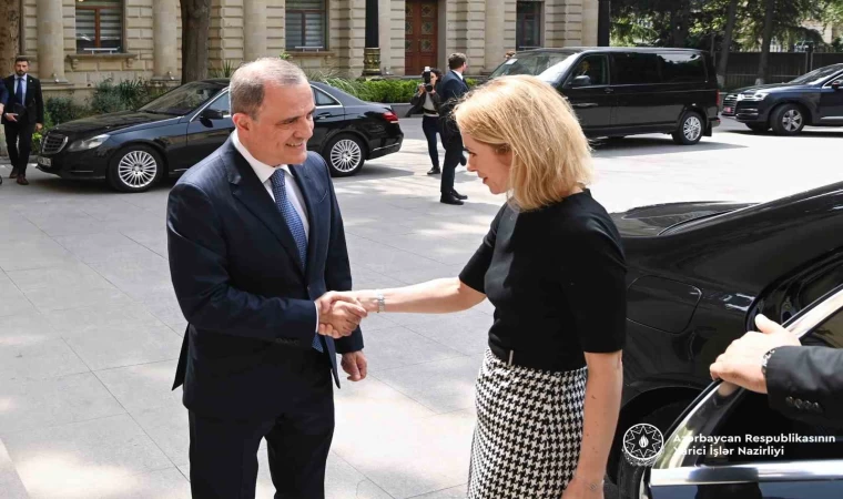 Bayramov, Ermenistan’daki yürüyüş sırasında Azerbaycan ve Türkiye bayraklarının yakılmasına tepki gösterdi