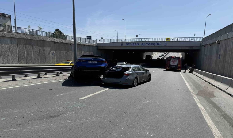Beylikdüzü’nde 6 araçlı zincirleme kaza: 3 yaralı