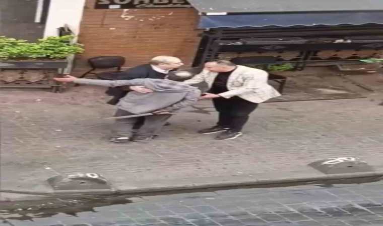 Beyoğlu’nda kavga ettiği şahsı döner bıçağıyla yaralayan saldırgan kamerada