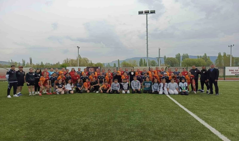 Bilecik Kolej Kız Spor Kulübü ile Galatasaray kadın futbol takımları hazırlık maçı yaptı