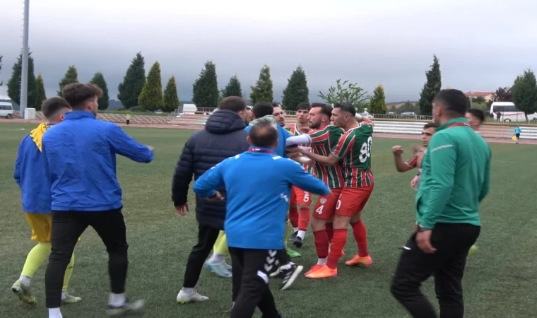 Bilecik’te şampiyonun belli olacağı futbol maçında istenmedik görüntüler ortaya çıktı