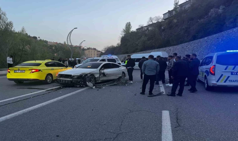 Bitlis’te otomobil ile minibüs kafa kafaya çarpıştı: 8 yaralı