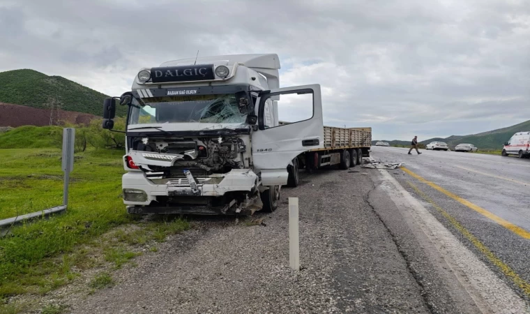 Bitlis’te tır ile minibüs çarpıştı: 1 ölü, 2 yaralı