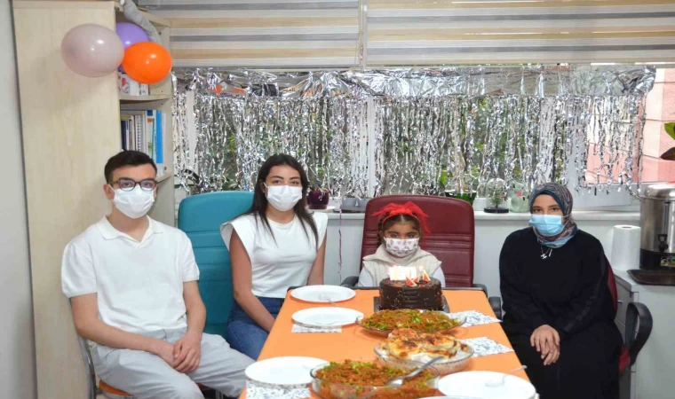 Böbrek nakli olan çocuklar hekimleriyle bir araya geldi