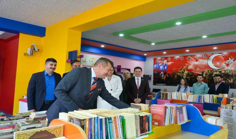 BŞEÜ’den lise öğrencilerine 236 adet kitap hediye edildi