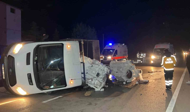 Burdur-Antalya karayolunda tekne motoru yüklü kamyonet devrildi: 2 yaralı