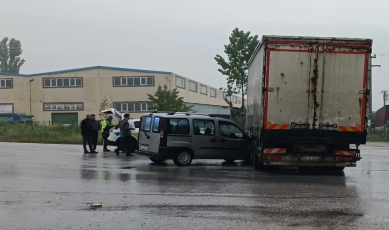 Bursa’da hafif ticari araç kamyonla çarpıştı: 1 yaralı