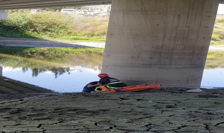 Çamura saplanan vatandaşı itfaiye kurtardı