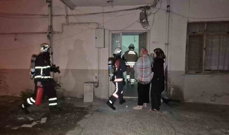 Çatıda çıkan yangın mahalle sakinlerini sokağa döktü