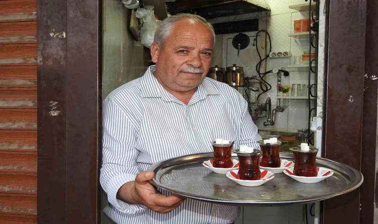 Çaycı İsmet Usta’nın ocağı 35 yıldır bir metrekarelik dükkanda kaynıyor