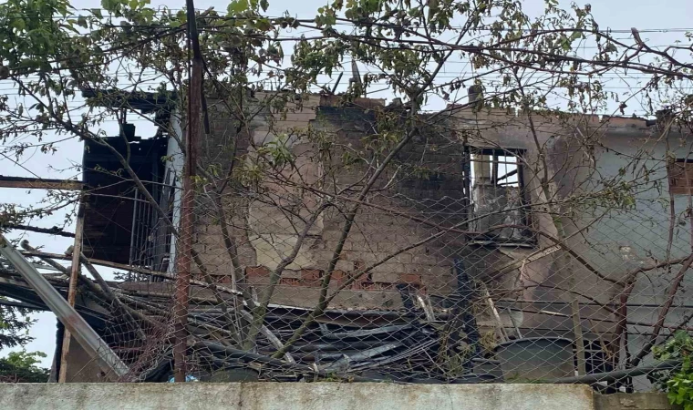 Cenazeye giden ailenin evi alevlere teslim oldu