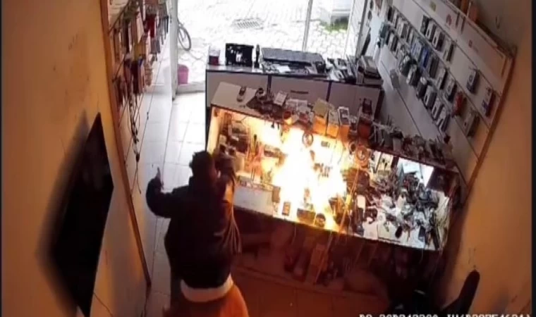 Cep telefonu bataryası tamir sırasında alev aldı