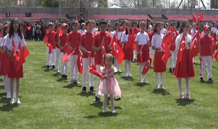 Çocuklar gösterilerde dayanamayıp sahneye çıktı