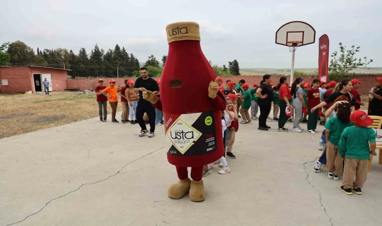 Çocuklar, şalgam adam maskotuyla gönüllerince eğlendi