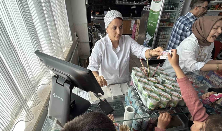 Dar gelirli ailelerin çocukları, bu kartla okulda istediğini yiyebiliyor