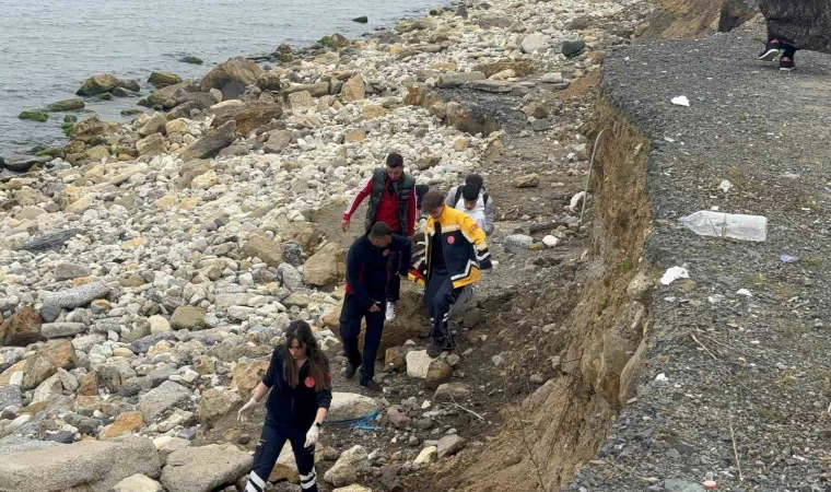 Deniz kenarında yürürken kayalıklardan düştü
