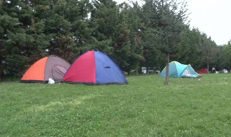 Deprem korkusu yaşayan İstanbullular geceyi çadırlarda geçirdi