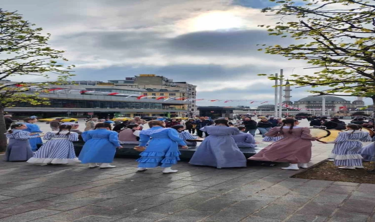 Deprem nedeniyle 23 Nisan etkinlikleri iptal edilen Tataristanlı çocuklardan Taksim’de sembolik gösteri