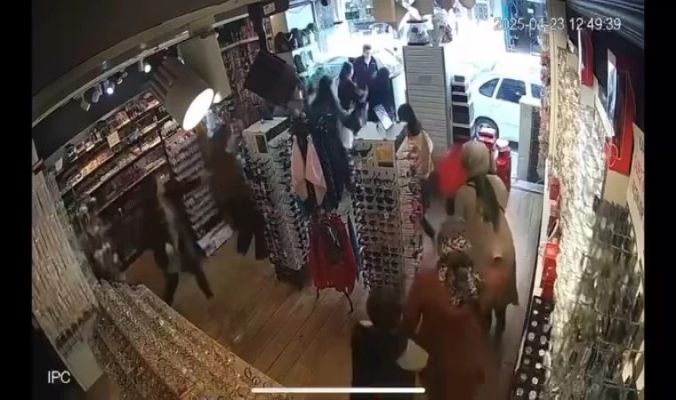 Depremde panik anları güvenlik kamerasında