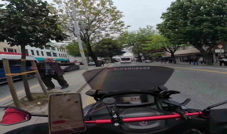 Depreme motosiklet üzerinde yakalandı: Panik anlarını böyle kaydetti