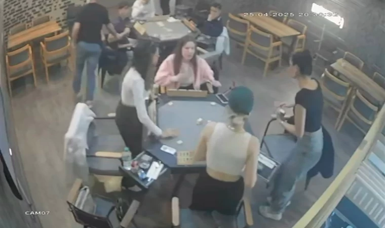 Depreme okey masasında depreme yakalandılar, panik anları kamerada