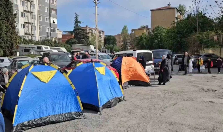 Depremin ardından vatandaşlar park ve bahçelere çadır kurdu