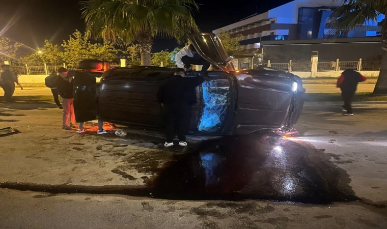 Devrilen otomobildekilerin çıkarılma anlarını film izler gibi izlediler