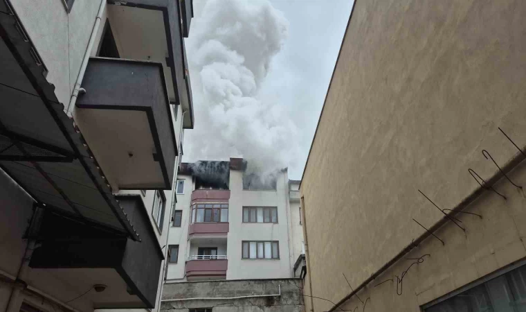 Düzce’de 5 katlı binanın en üst katı alevlere teslim oldu