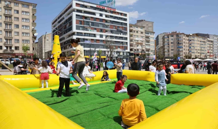 Elazığ’da 23 Nisan şenliklerinde çocuklar doyasıya eğlendi