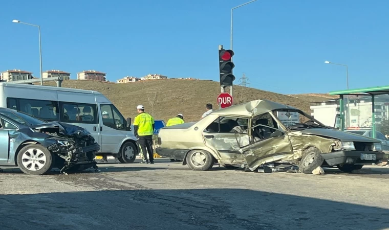 Elazığ’da zincirleme trafik kazası: 1 ölü 3 yaralı