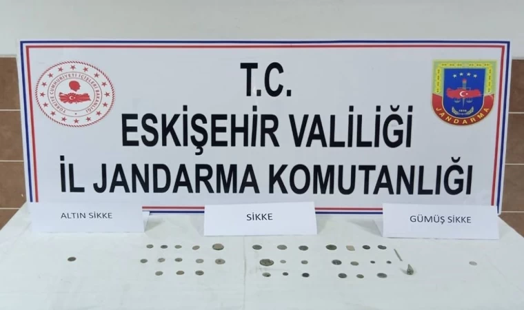 Ellerindeki tarihi eserlere müşteri ararken jandarmaya yakalandılar