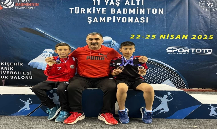 Erzincan’ın minik badmintoncuları 3 madalyanın sahibi